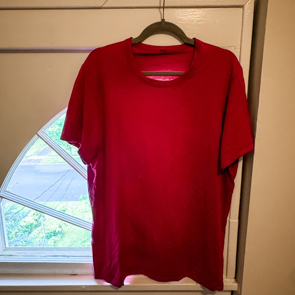 Lululemon men’s Zeroed-In short sleeve shirt in burgundy